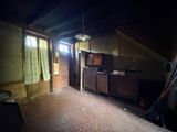 une pièce équipée d'une télévision et d'un meuble