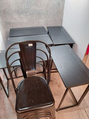 quatre tables et une chaise dans un coin de la pièce