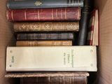 de nombreux livres empilés les uns sur les autres dans une boîte