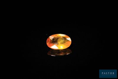 un saphir jaune sur un fond noir
