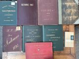 plusieurs livres sont empilés sur une table