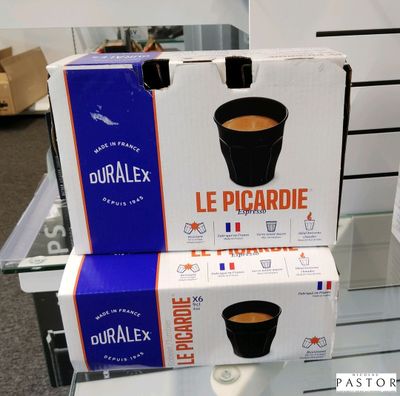 deux boîtes de café posées sur une table en verre