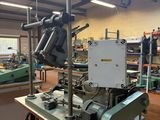 une machine posée sur une table dans une pièce