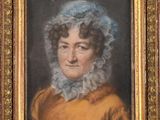 portrait d'une femme en robe jaune et coiffe bleue