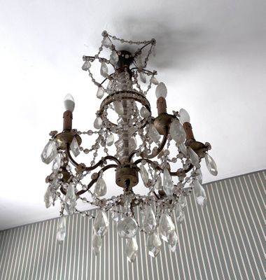 un lustre suspendu au plafond d'une pièce