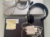deux ordinateurs portables et des écouteurs posés sur une table