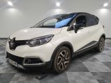 une voiture blanche garée sur un sol en damier dans un garage
