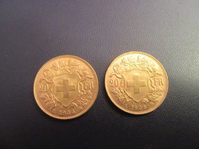 deux pièces d'or, l'une ornée d'une croix et l'autre d'un blason