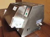une machine posée sur une table dans une pièce