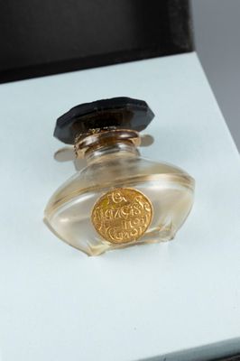 CARON, NARCISSE NOIR Flacon en verre étiquette or titrée