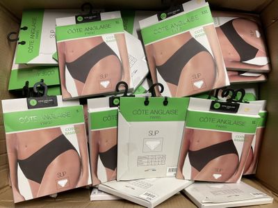 une boîte remplie de sous-vêtements assortis, exposée dans un magasin