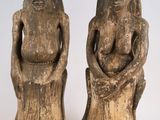 paire de figurines en bois sculpté représentant une femme et un homme