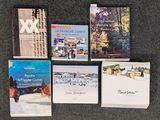 Plusieurs livres sont disposés en rangée sur une table.