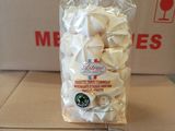 un sachet de guimauves posé sur une boîte en carton