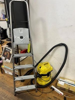 une photo d'une pièce dans laquelle se trouvent une échelle et un aspirateur