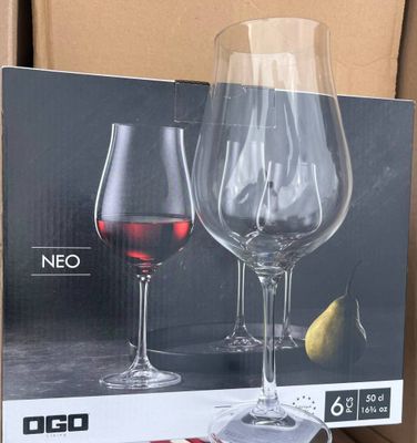 deux verres à vin posés sur une table, à côté d'une boîte