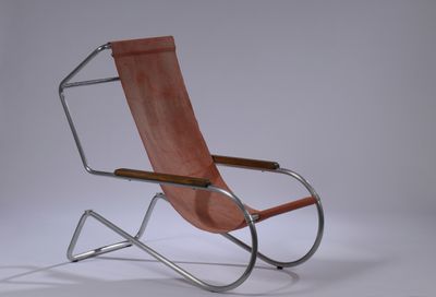une image représentant une chaise avec une assise en bois sur fond blanc