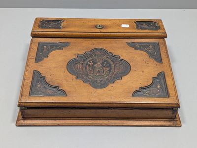 une petite boîte en bois avec un dessin