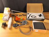 une boîte à outils posée sur une table à côté d'un clavier