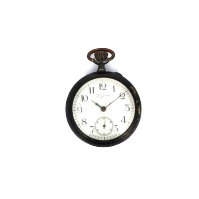 une montre de poche noire avec un cadran blanc sur fond blanc