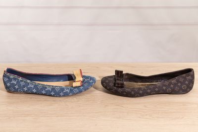 deux paires de chaussures ornées de nœuds, posées sur une table