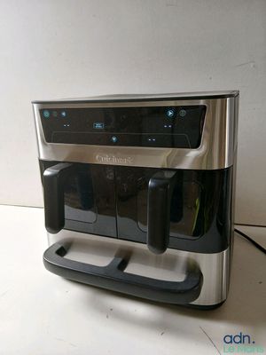 une cafetière posée sur un comptoir