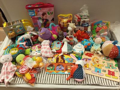 beaucoup de jouets, posés sur une table