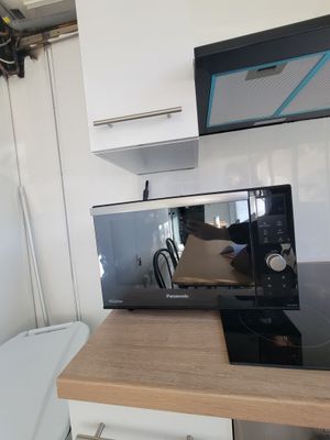 un micro-ondes posé sur un comptoir dans une cuisine