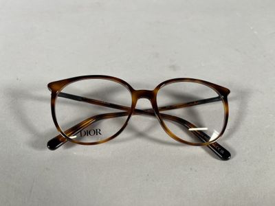 un gros plan sur une paire de lunettes posée sur une table