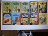une pile de livres accrochés au mur d'une pièce