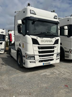 deux camions blancs garés l'un à côté de l'autre dans un parking