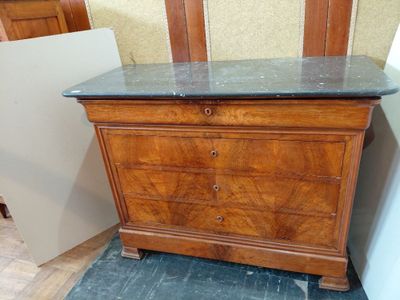 une commode en bois avec un plateau en marbre, posée sur un parquet en bois massif
