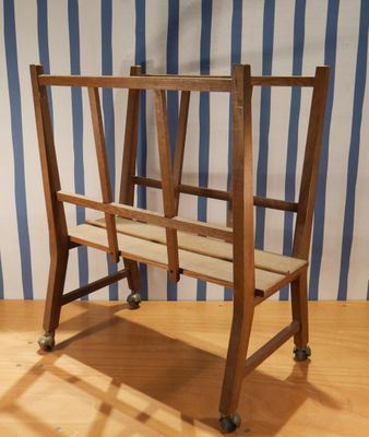 une chaise en bois posée sur une table en bois
