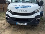 une camionnette blanche garée devant une maison