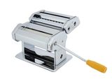 un gros plan d'une machine à pâtes sur fond blanc
