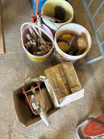 Petit outillage manuel : taloches, caisse bois, bac plastique jau...