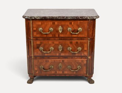 commode ancienne avec dessus en marbre et poignées en laiton