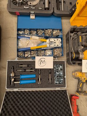 de nombreux outils posés à même le sol