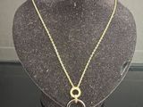 gros plan d'un collier sur un mannequin posé sur une table