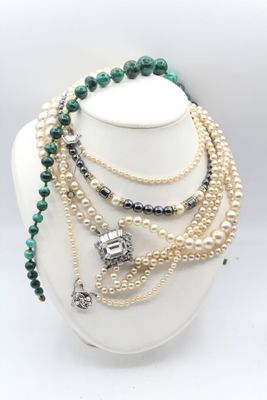 Réunion de colliers de perles et malachite LES BIJOUX, OBJET… - Photo 1