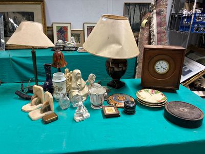 3 lampes de table, pendule, trois assiettes Choisy-le-Roi, t…