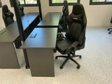 une image représentant un bureau avec un bureau et des chaises