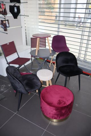 Deux chaises moderne noires, table basse, tabouret, table pliante...