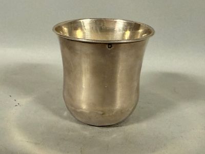une coupe en argent posée sur une table