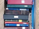 beaucoup de livres dans une boîte posée sur le sol