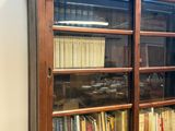 une bibliothèque contenant de nombreux livres dans une pièce