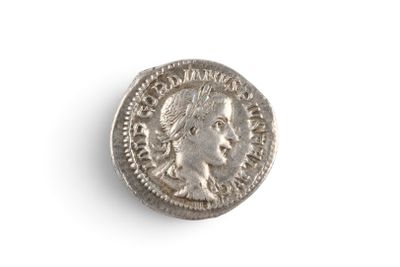 gros plan d'une pièce de monnaie sur une surface blanche avec un fond blanc