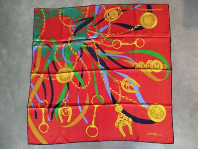 foulard en soie rouge orné de chaînes dorées