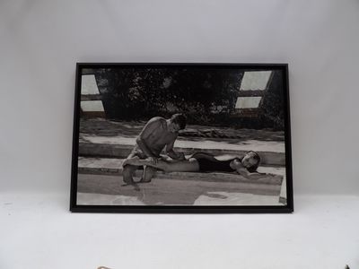 une photo en noir et blanc d'un skateur en train de réaliser une figure