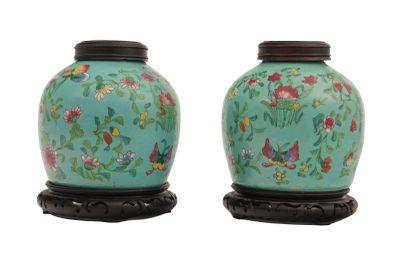 deux vases décorés de fleurs et d'oiseaux